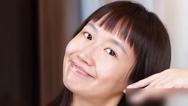 麦琳瘦了40斤，网友翻出李行亮两年前那句话，全闭嘴了。
当时《再见爱人》画像环节，李行亮说麦琳笑起来像安室奈美惠，弹幕骂他瞎了眼，硬夸。
结果现在麦琳瘦下来，粉色抹胸裙往马尔代夫一站，珍珠项链一戴，那五官轮廓真就出来了。
再看李行亮，商演全停，事业归零，留个长发在家带娃写歌。两年后采访他说麦琳