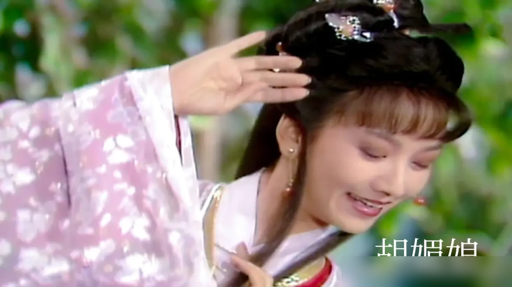 白素贞那个美人尖，根本不是赵雅芝天生的，是剧组硬做出来的头套。
1992年拍《新白娘子传奇》，导演一开始想找林青霞反串许仙没谈成，最后定了叶童。为了让她的男装扮相站得住，造型组下了狠手：头发全部束起，露出额头和硬朗轮廓，刻意压掉女性柔气。
反过来赵雅芝这边就得往死里加仙气。白纱青衣、蛾眉淡扫，连