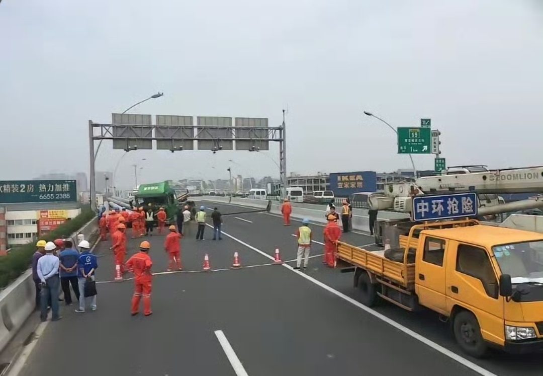 徐浦大桥主桥面发生车祸，事故造成一死两伤，这红车司机命真大，一点事都没有，道路千万条安全第一条。