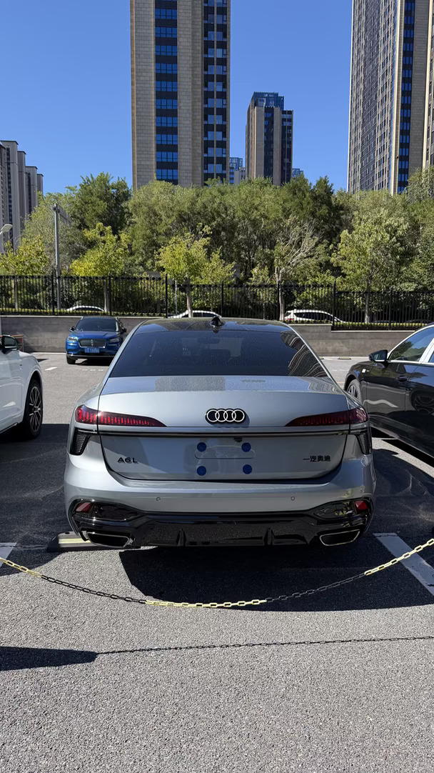 出众  车群里 曼达洛银