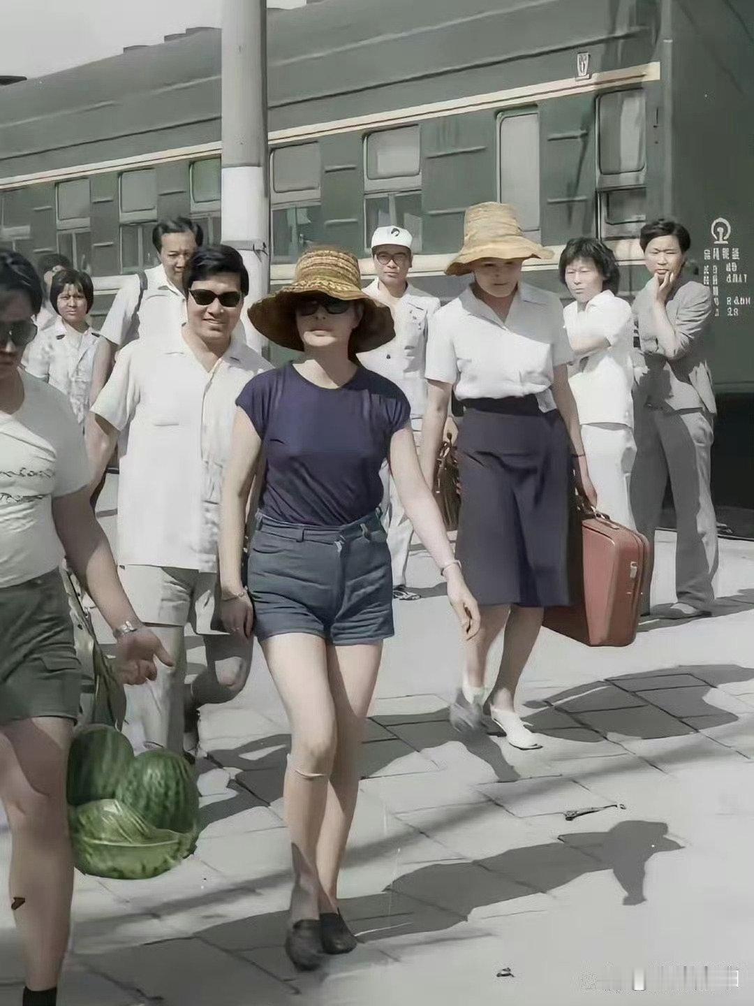 1984年，山西。刘晓庆受邀前往运城巡演，因着装太过前卫，路人看完惊呆！ ​