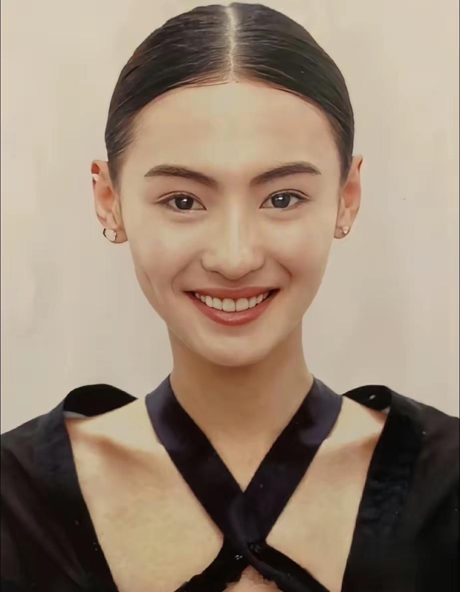 主持人问狄波拉：“你跟两个孙子关系好吗？”狄波拉说：“关系好，他们被教育得很好，非常有家教。”她说两个孙子不仅对家里的爸爸、爷爷、奶奶好，对外面的陌生人也很有礼貌，“带出去的话，别人一看就知道他们是非常孝顺懂事并且乖巧的小孩。”
这话一点都不夸张。有路人偶遇Lucas时，他总会主动打招 ​