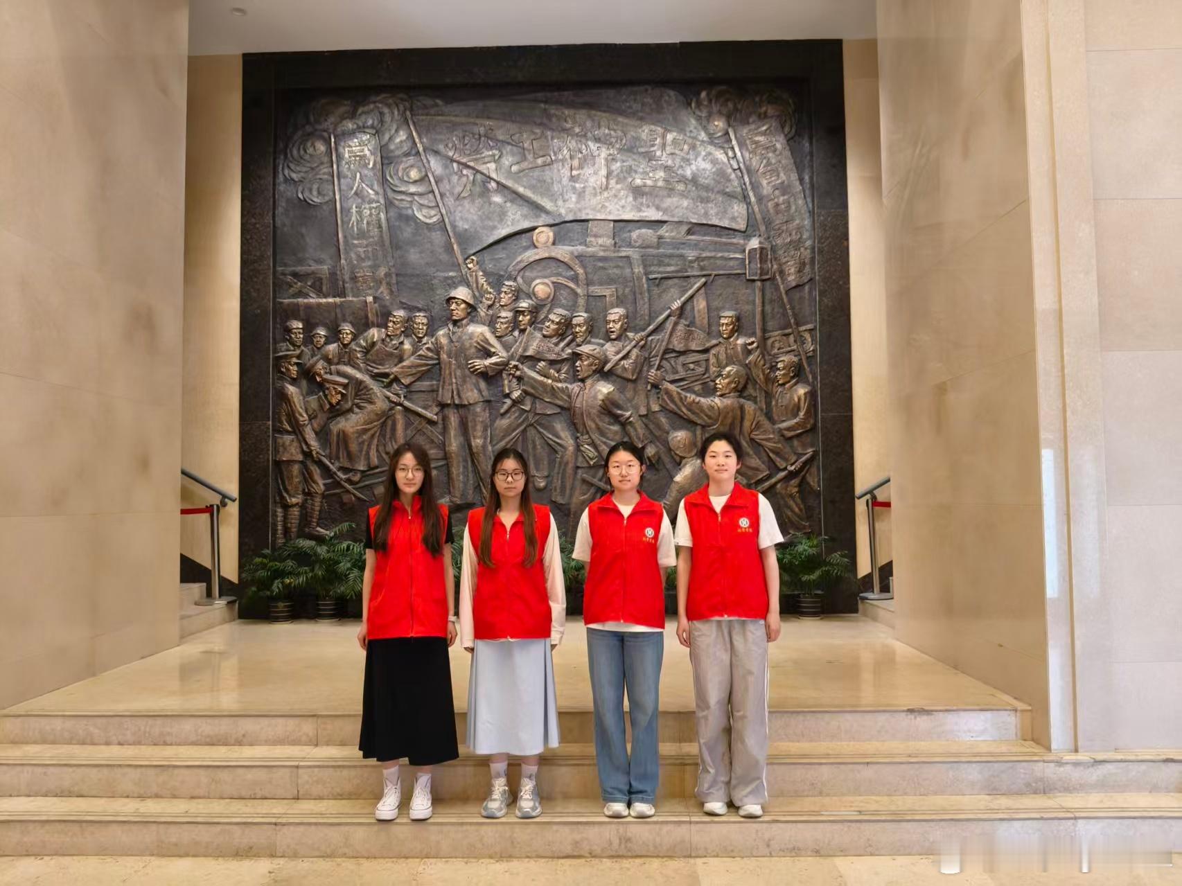 #青年眼中的三下乡#
红笺载初心，星语传温情——郑大学子以红色研学+暖心志愿服务书写三下乡青春答卷

 2026年暑期，郑州大学化学学院联合口腔医学院、材料科学与工程学院、护理与健康学院组建“微火聚星”红色基因传承实践团，开展为期15天的文化科技 ​