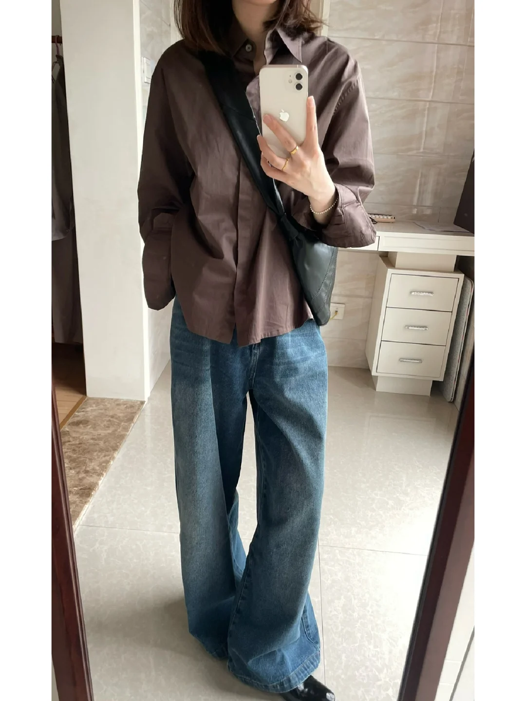 穿巧克力色衬衫
