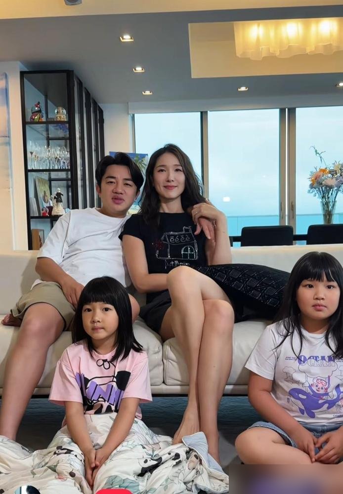 王祖蓝俩闺女，专挑他的短板长，李亚男在节目里直接笑出声：基因赢了，以后我得抬头看她俩。
中秋全家福一发，评论区全在算身高账。李亚男175，王祖蓝162，俩女儿往中间一站，腿长比例肉眼可见随了妈。
最绝的是李亚男的态度，不装谦虚，不找补，直接认了“基因赢了”。这底气，是她当年扛着全家反对嫁出来的。