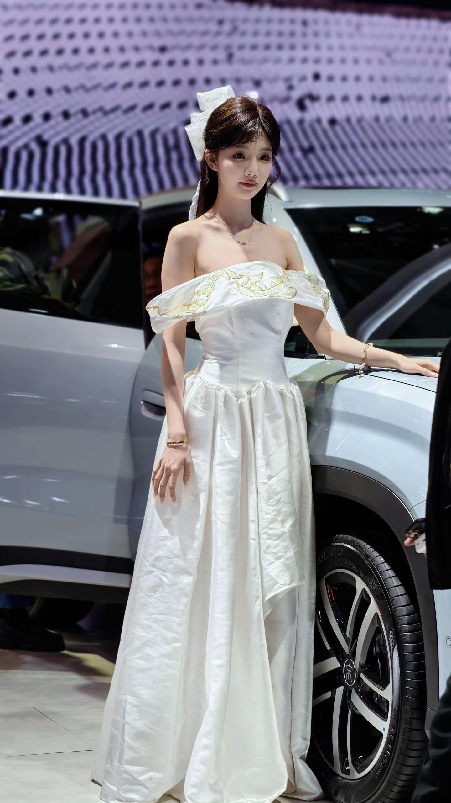 十五的月亮圆又圆，车展的模特九宫格装不完。