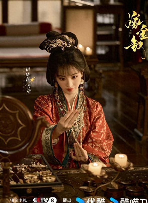田曦薇在一部剧里一个人演了两个角色，剧方发海报时把她的署名从单独一行改成和男主并列，理由是按姓氏笔画排序。
2026年8月1日，《嫁金钗》剧方发了海报。田曦薇演的是真假千金两个角色。海报上她的署名从之前的单独一行，改成了和男主闫桉并排。剧方给的说法是2026年7月刚施行的演员署名新规，同一头衔按姓氏