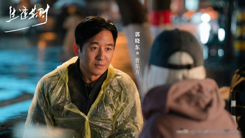 关晓彤演的齐时，压根就不是齐家的种。
她亲爹是曹东方，却在一个工人家庭里，顶着白化病长大。小时候被人追着骂怪物，往脸上抹酱油，戴假发，就为了装成个正常人。
另一边，王子奇演的曹信，在曹家当宝贝少爷。外人眼里的完美优等生，背地里被亲爹高压管教到喘不过气。
曹思更惨。为了让齐智减刑，被迫嫁给矿长儿