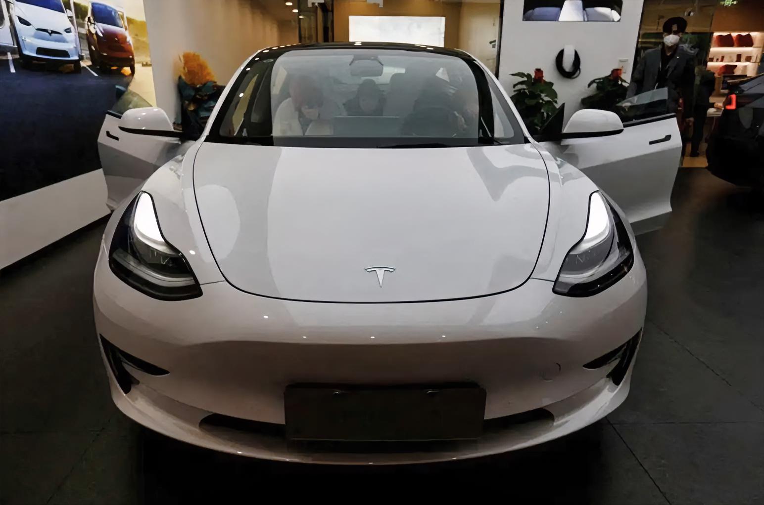特斯拉在港澳悄悄放出大招！8 月 30 日推出的平价 Model 3，起售价 20.5 万港元，比原来便宜 8.5%。看似减配，实则暗藏玄机：氛围灯、织物座椅、扬声器等舒适配置被砍，但核心三电、HW4.0 智驾硬件全保留，还靠轻量化和电控优化把续航拉到 572 公里。
不过这招在欧美市场可不管用，因