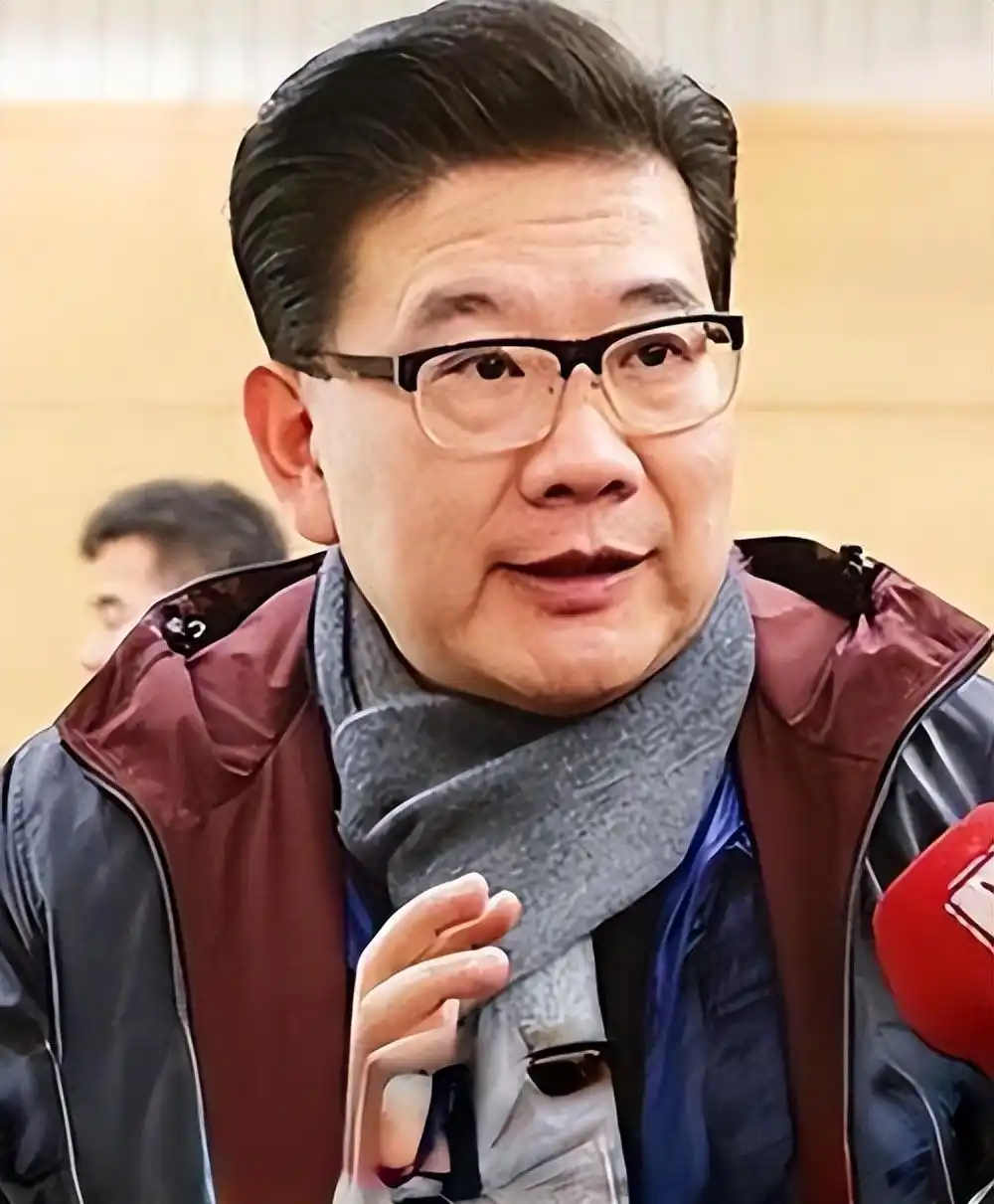 悼念刚发出，就被骂上了热搜。
 
东方卫视主持人曹可凡连发两条微博悼念敬一丹，文案里反复出现“同年斩获金话筒奖”“相知三十载”，被全网群嘲“悼念变自夸、送别变炫耀”。
 
而同一天，白岩松只说了一句“我和大姐并肩同行超过30年，再也不会有这么好的搭档了”，口碑反而一夜逆转。
 
同一场告别，两种悼词