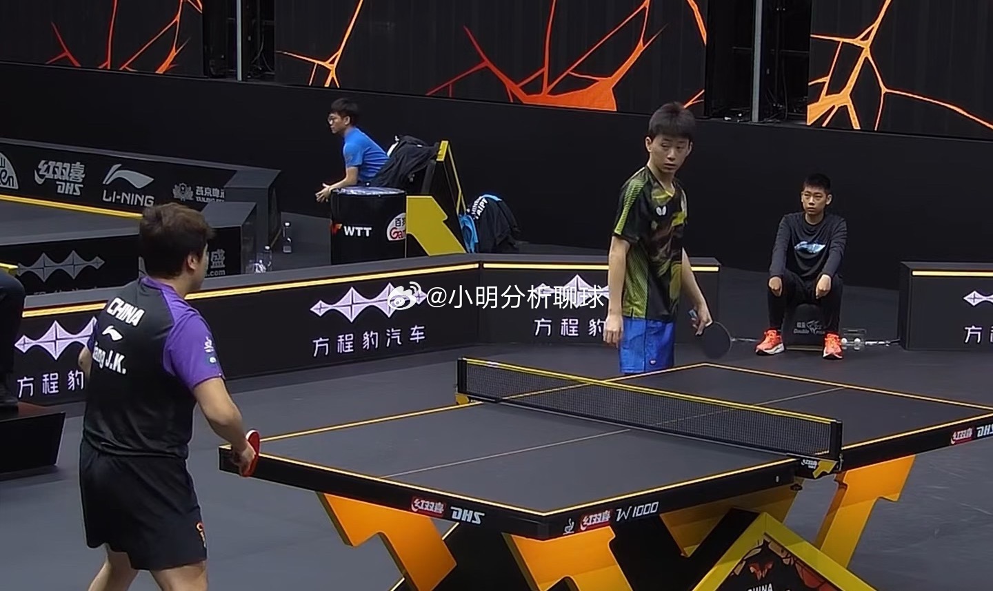 慢热+第四局被逆转！梁靖崑1-3郭冠宏无缘中国大满贯16强！#国乒男队14人参赛仅2人晋级16强#
 
中国大满贯男单1/16决赛：梁靖崑 vs 郭冠宏
第一局4平，对手的斜线落点打得非常好，造成梁靖崑连续丢分，4-7落后。幸好梁靖崑接发开始控制短球，追到6-8。可惜相持球没有顶住被对手拉开分差，最终造成7-11丢 ​