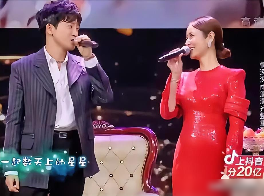 林心如穿着中国红长裙走出来那一刻，弹幕全炸了。
49岁，生过孩子，直播镜头怼脸拍，脸没垮，腰没粗，唱到副歌还跟古巨基对视笑了一下。全开麦现场，她声音稳得不像25年没登过这种台子。
台下坐着半个娱乐圈，台上何书桓和杜飞都老了，只有如萍像吃了防腐剂。网友扒出她的日常：雷打不动六点起，普拉提练了十几年