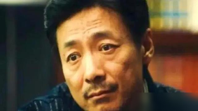 欧豪最怕跟祖峰拍对手戏，拍完直接瘫了。
《交锋》里有一场审讯室的戏，他主动跟导演推荐祖峰来演朱应甲。结果第一天对戏，祖峰往那一坐，眼神扫过来，欧豪说自己神经瞬间绷死。
一场安静的文戏拍完，人像被抽空了，半天缓不过来。祖峰在片场几乎不说话，全程沉浸在角色里，那种压迫感是实打实的。
最狠的是，祖峰