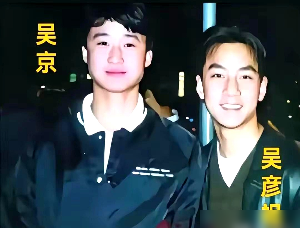 四根实木甩棍，全断在吴京身上。
当年拍《杀破狼》那条巷子，本来剧本里根本没有。是甄子丹硬找导演磨下来的。
洪金宝定的调子，不要花架子，见招拆招。最后四十五秒不套招，直接真上。
甄子丹手里那根甩棍是木头的，实心。打一下断一截，前后断了四根。吴京拿的刀没开刃，可棍子是真往胳膊上砸。
砸到后来吴京