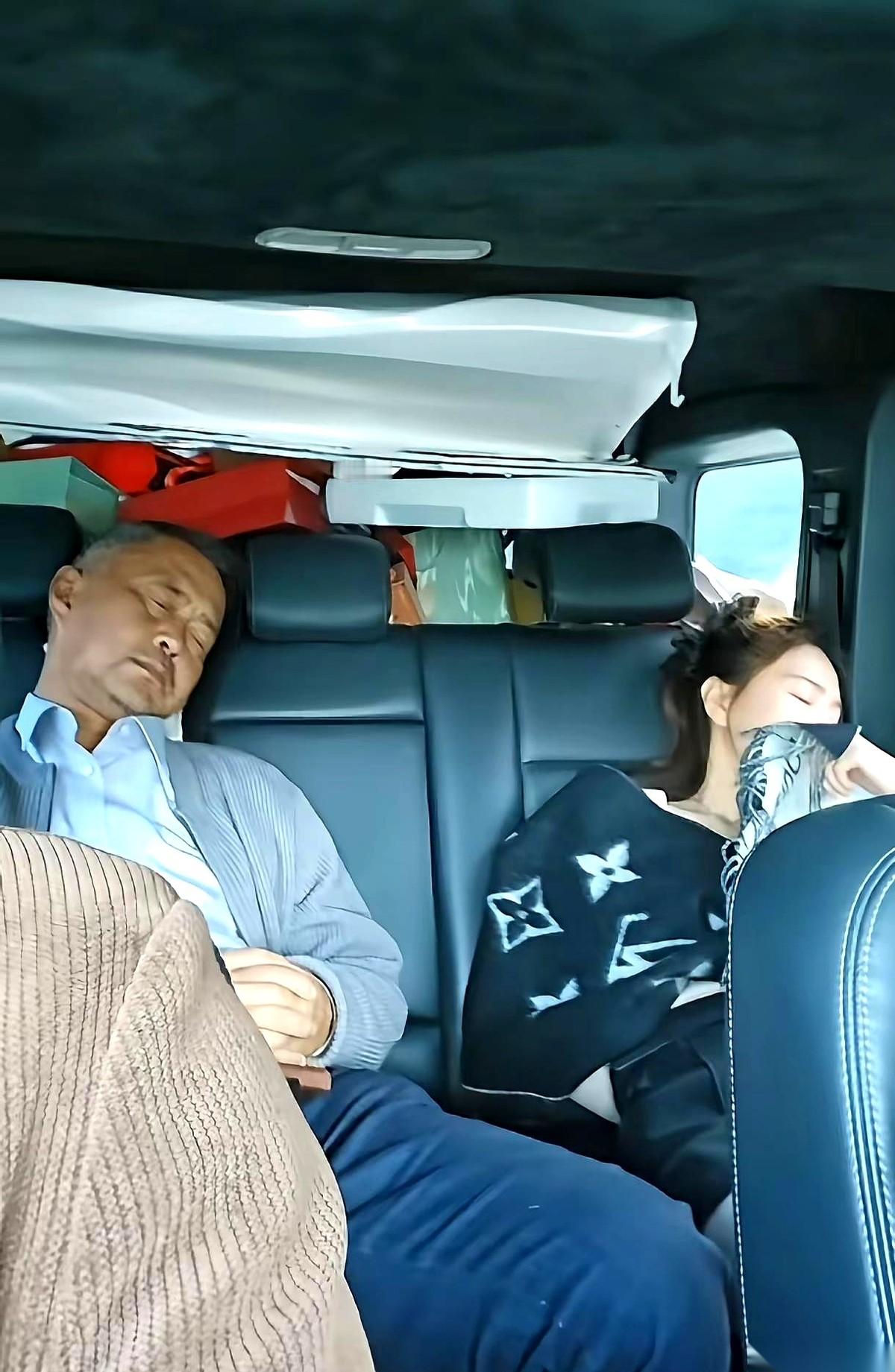 全世界都在围观他们的枕席。 而他俩呢，睡得像个孩子。 一个曾经的流浪大...