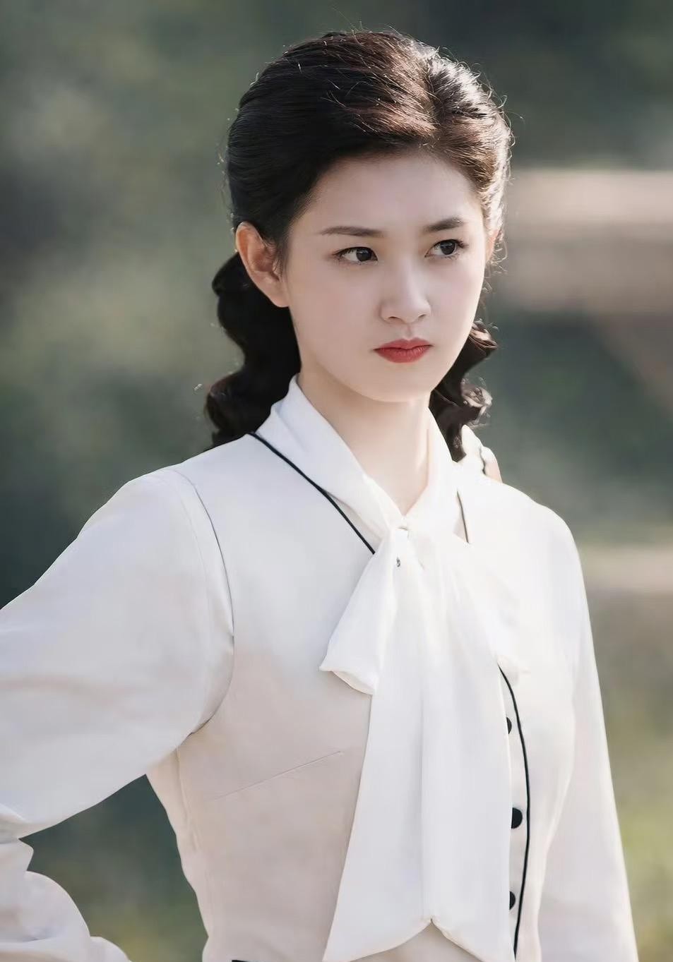 《玉簟秋》才刚播出一集，评论区就因为女二号的颜值和演法彻底吵翻了天。
不少人吐槽长剧拍得像短剧，但这剧偏偏找了两个短剧赛道走出来的尖子生。男主丞磊当年靠横屏短剧闯出名堂，女二郭宇欣更是短剧圈里公认的熟脸，两人凑在一起，镜头语言根本藏不住那股快节奏的爽感。
偏偏争议最大的还是女演员的对比。有人硬说