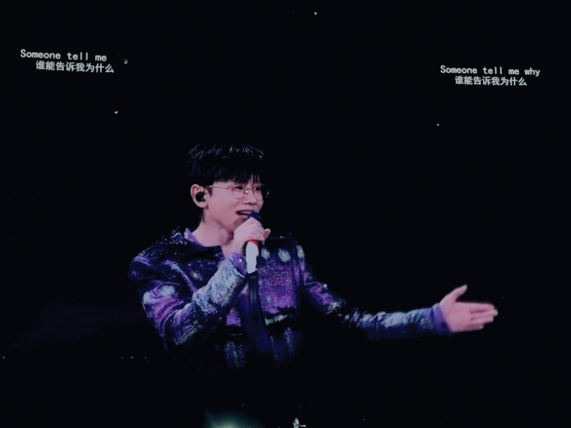 #张杰演绎MJ金曲##张杰致敬迈克尔杰克逊#
张杰在杭州演唱会唱了Michael经典金曲《You Are Not Alone》，以温柔细腻的嗓音向偶像致敬 ​