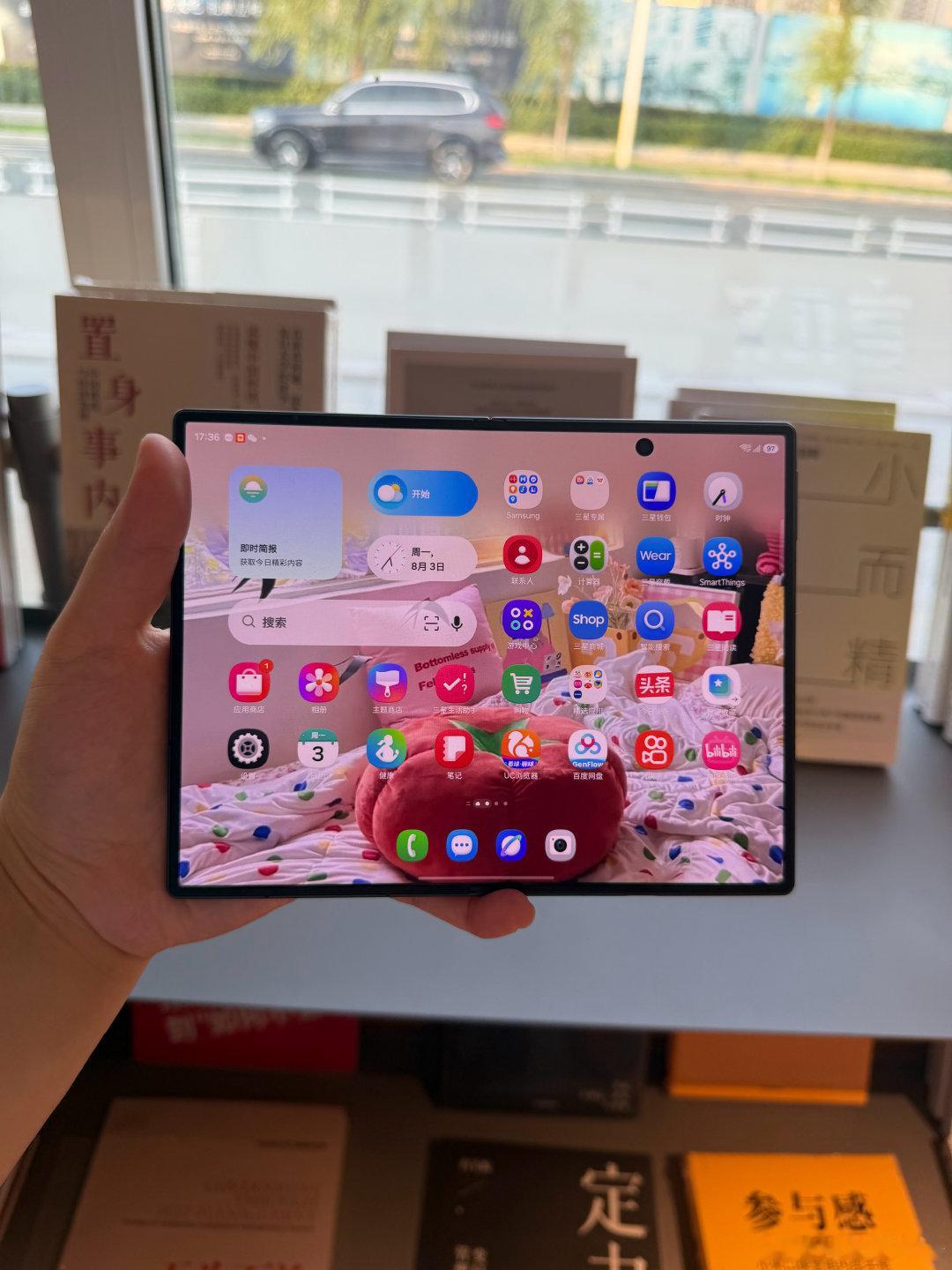 线下摸真机被惊艳到！三星 Fold 8金属边框质感绝了，就算机身做薄，高级感一点都没丢#三星ZFold8##三星折叠屏薄到离谱了# ​