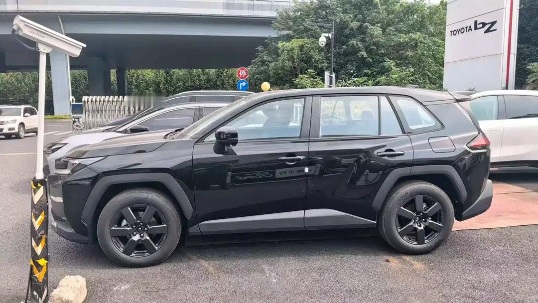 丰田RAV4荣放，一台知名度很高的老牌合资紧凑型SUV，长久以来收获一大批务实车主信赖，网络当中一直持续不断讨论，聊聊试驾之后内心感受。

长久以来它留给大家印象就是踏实可靠，整车机械架构成熟稳定，故障率口碑出众，很多车主踏踏实实行驶十几万公里，很少出现烦心故障，不用花费大量心思打理车辆 ​