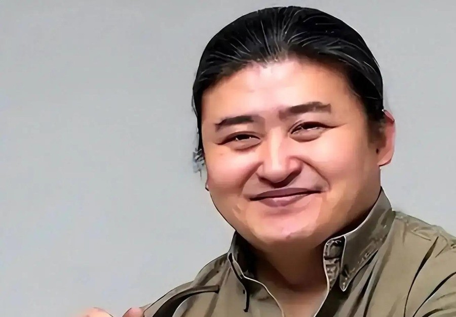 63岁刘欢走了，带病硬扛17年，最后演出冻得发抖还在唱，他那些年戒不掉的酒和熬过的夜，才是真正要命的东西

2025年12月31日，上海金山海边，跨年晚会户外舞台气温逼近零度。刘欢头戴黑色绒帽，穿着长款皮大衣，在寒风中唱完《千万次的问》和《我欲成仙》。画面特写里，他冻得发抖、缩着脖子，甚至抢拍忘词，