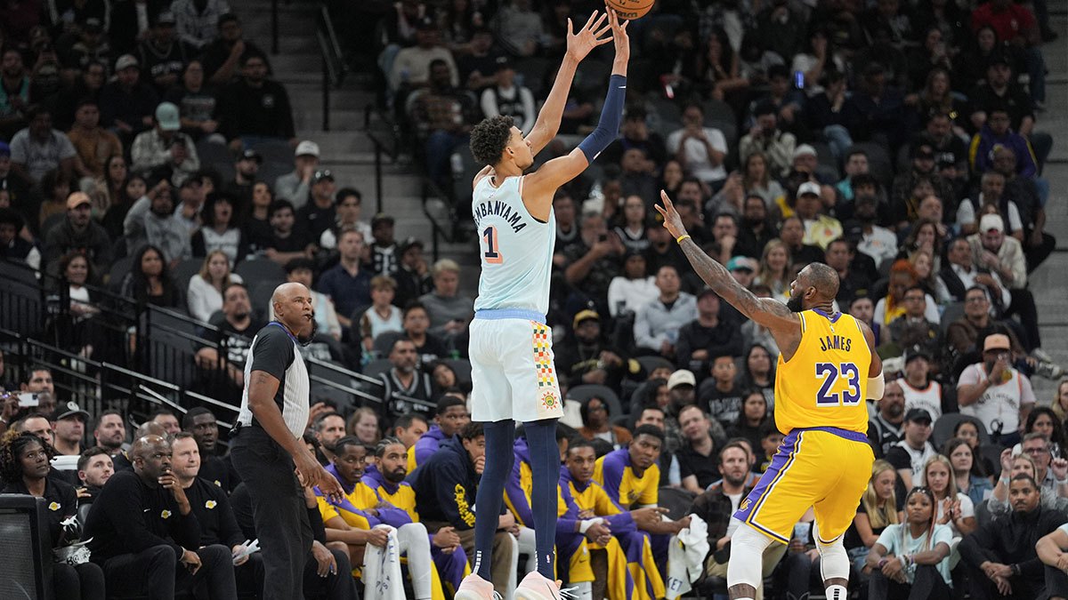 时代更迭！名嘴：文班亚马已是NBA新门面，取代詹姆斯

知名评论员斯蒂芬‑A‑史密斯公开表态，文班亚马如今已经取代勒布朗·詹姆斯，成为NBA的门面。

上赛季文班亚马斩获最佳防守球员，率领马刺打进总决赛。史密斯也承认，从历史履历来看詹姆斯依旧分量十足，但属于文班亚马的时代已经到来。2米24的文班打法