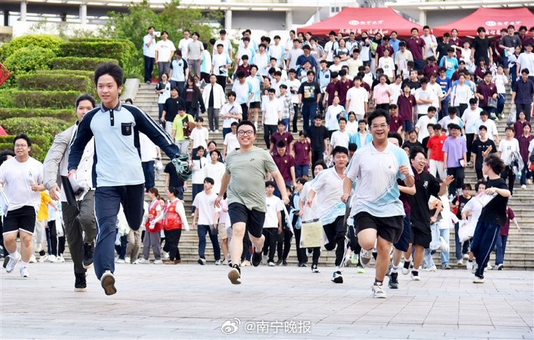 南宁5.76万名考生完成人生第一次大考  5.76万名考生顺利完成人生...