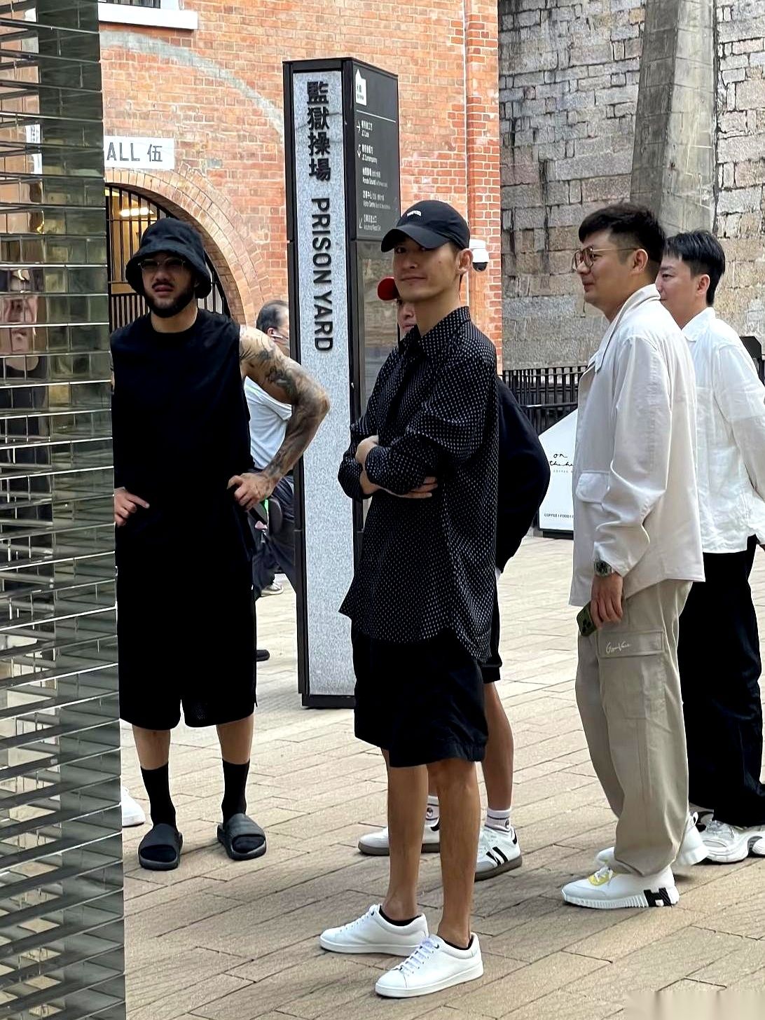 42岁的张翰和33岁的黄景瑜在香港并肩走在了一起。
这两个人在荧幕前压根没有任何搭档合作的交集。
网上推测两人这趟出门是奔着盆栽哥的演唱会去的。
大伙儿总觉得演员的圈子就该跟着剧组走，戏里演过兄弟，戏外才配叫朋友。其实成年人的社交哪有那么多按部就班的由头，工作上八竿子打不着，私下里反倒能有说有笑晃荡