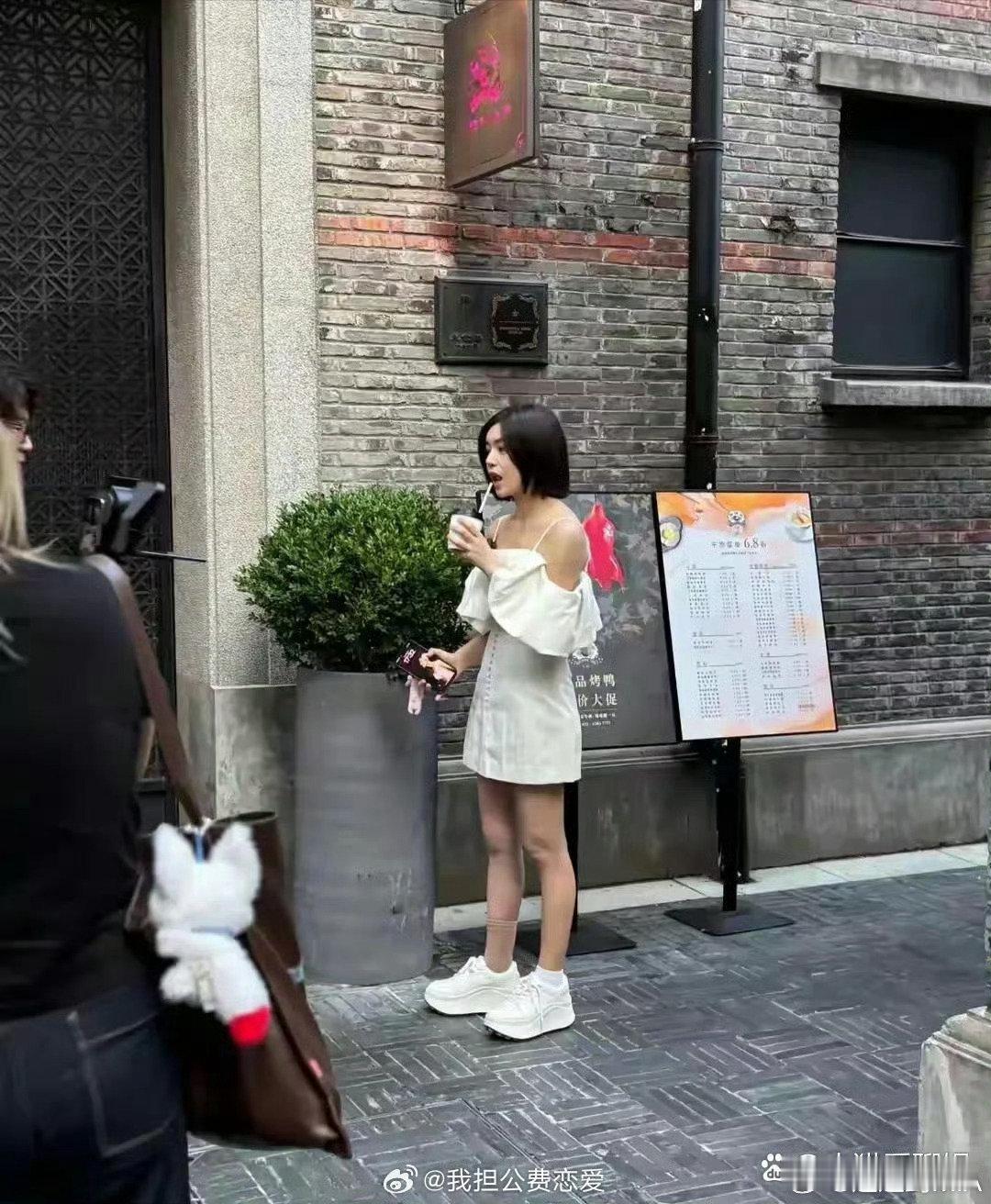 上海滩餐厅偶遇陈妍希，好小只很瘦，40多岁的人打扮像少女 ​

陈妍希怀孕4个月还在拍戏 ​