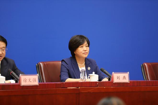 【国家铁路局：高铁沿线已接入5.6万路摄像机 已累计处置近31万条有效报警】#国铁微闻# “安全是铁路的生命线，人工智能技术在赋能安全治理方面发挥着越来越重要的作用。人工智能可以让我们更容易看见、提前预警和主动防御铁路安全风险。”8月20日，交通运输部举行专题新闻发布会，介绍“人工智能+交通 ​