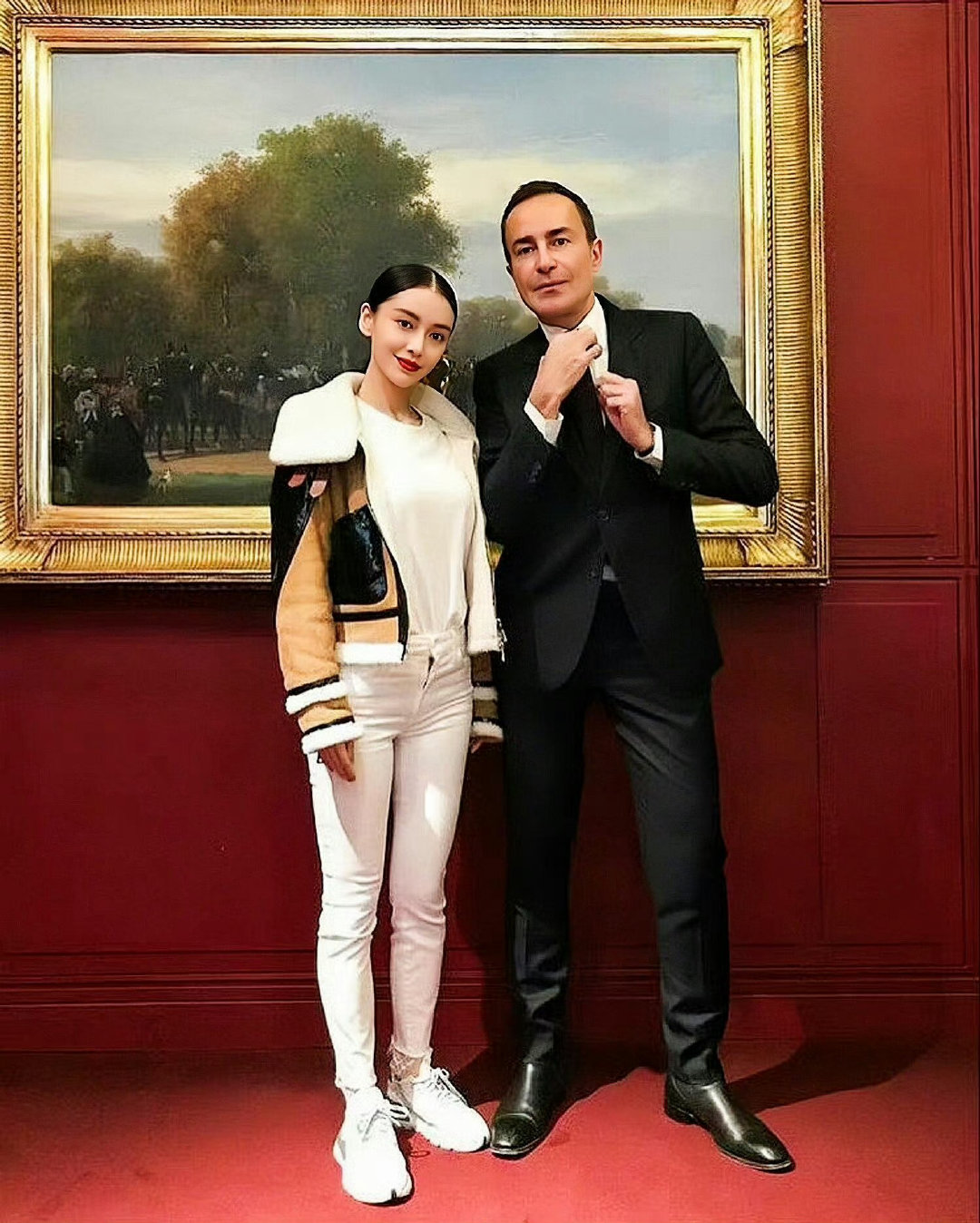 #Angelababy爱马仕总监合照#
好稳定的友谊！又是一年一度baby与爱马仕总监合影的时刻，这么多年了感觉两人颜值都没怎么变化呀！ ​
美晕了…姐姐商业价值太高了，爱马仕总监已经是老朋友了，几乎每次出国都要见面聚会🥂友谊万岁～
Angelababy爱马仕总监合照 ​