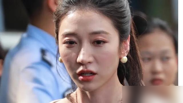 200万预约的短剧一姐，被吴镇宇当众问你是来炫耀的吗？
王格格，短剧圈顶流，7年拍上百部。新剧《盛律师的离婚前规则》预约量冲到200万，弹幕却在刷脸和男主像两代人。
她上《无限超越班》，本想搏个转型。结果李诚儒直接甩话：回你的短剧赛道吧。刘涛补刀：别人凭什么把机会给你？
现场十多个问题连环追问