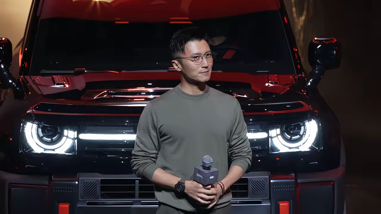 近距离实拍谢霆锋！褪去明星光环太真实
 
老实说，在北京英皇公司偶遇谢霆锋，近距离实拍的落差感真的太强了！
 
隔着玻璃门有灯光加持时，他棱角分明，戴眼镜斯文儒雅，妥妥明星氛围感拉满。
 
可等他走出大门近距离看，明星光环瞬间消失。本人完全没有荧幕上年轻帅气的状态，身形瘦小、头大身短，个子并不出众。