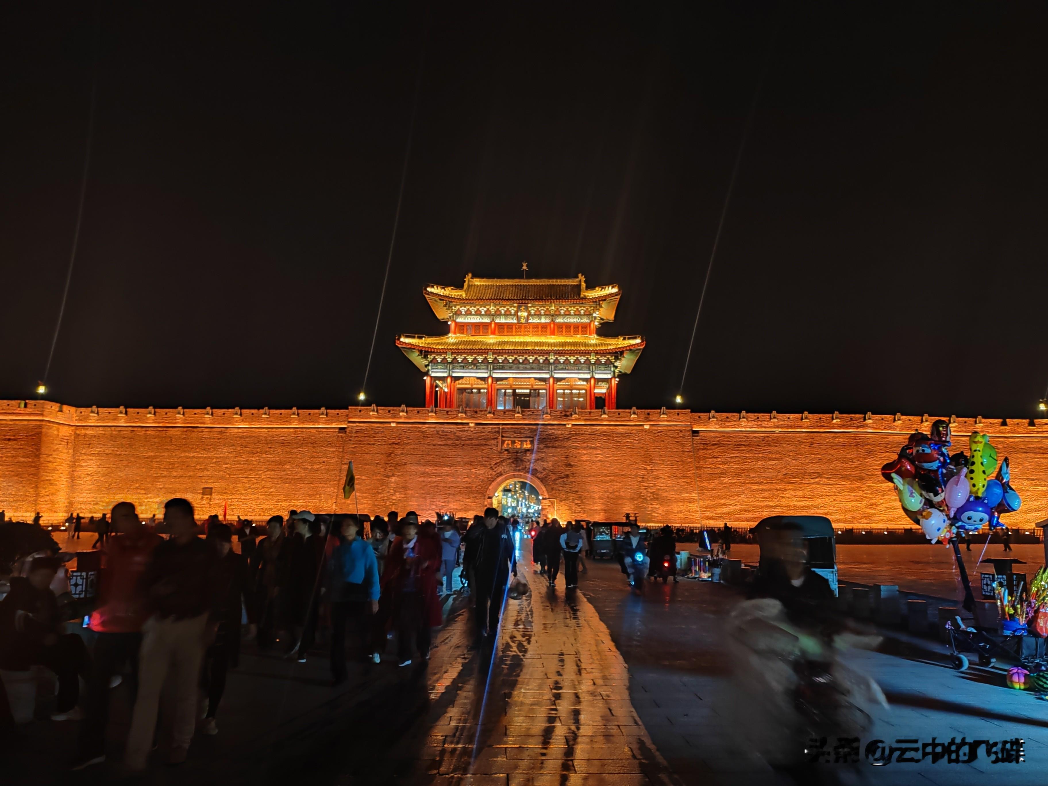重磅消息！功夫巨星李连杰来到邯郸了！
作为太极拳推广大使，他受邀参加第十六届中国·邯郸国际太极拳运动大会。
9月19日-20日，李连杰走进邯郸，探访历史古迹，打卡广府古城。
9月20日晚间，广府古城水滴广场《太极之夜》开幕式，现场就能见到他。
一城邯郸，千年太极。当功夫巨星遇上太极发源地，这场盛会值