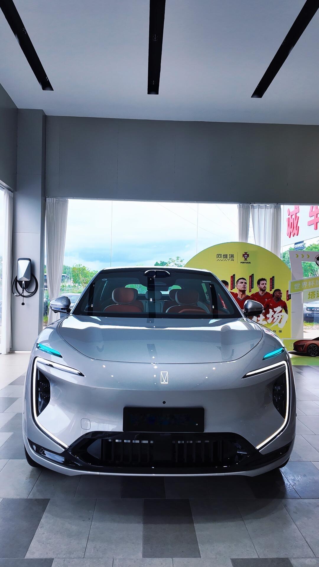 试驾阿维塔07L：人机工程与静音表现
预约了到店试驾，避开看车高峰，可以静下心来体验。这次重点关注两个日常用车的高频项：座舱人机工程和车厢静谧性。试驾路线为市区道路加一段高架。
坐进驾驶位，方向盘采用扁平化设计，为的是不遮挡前方星环屏，行车信息抬眼可见，视线移动很小。空调、音量等常用功能保留了快捷操