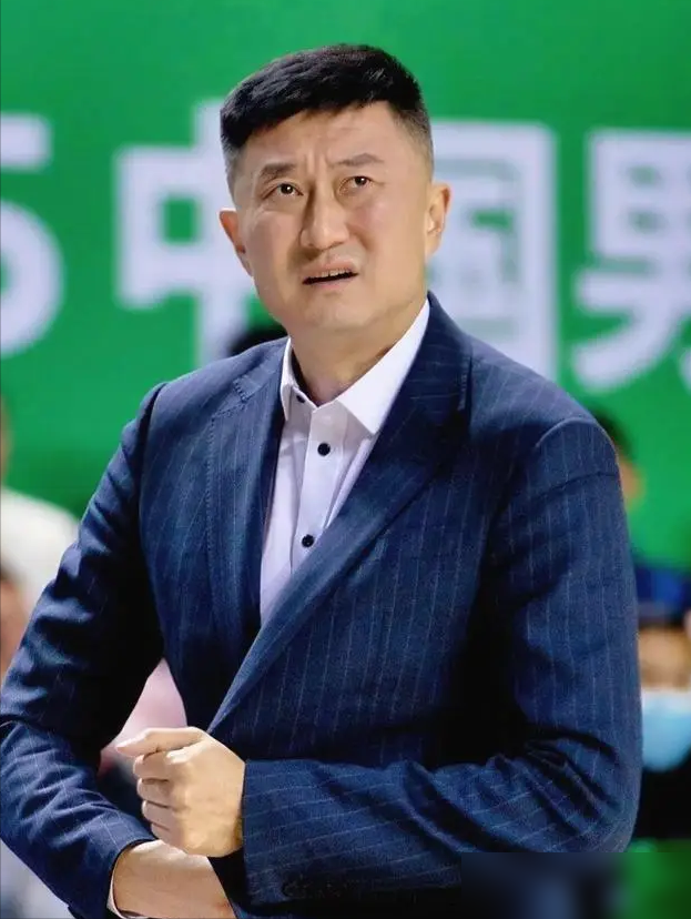 广东宏远大洗牌，外援的底牌却迟迟不敢掀。
8月31日国内球员大名单敲定，教练席更是直接变天。
亚科夫列维奇带着外教团队接手，杜锋和朱芳雨职务变动。国内班底早早开练，外援引进却成了个解不开的局。
7月20日才对萨姆纳、奎因用了优先续约权，硬扛到9月2日，就是憋不出一个签字官宣。外头传言萨姆纳不留