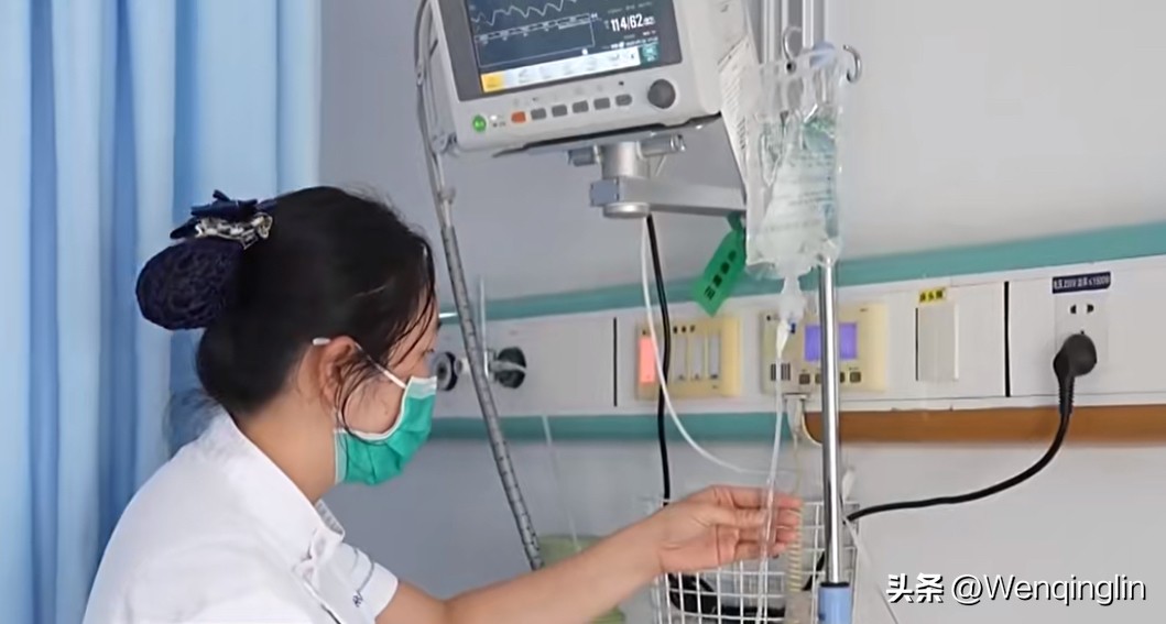 十五五医疗规划重磅出炉，老百姓看病要迎来实实在在的改变。

咱们已经建成世界规模最大的医疗服务体系，九成以上居民15分钟就能找到医疗机构。但群众期待更高，未来医疗将从“有”转向“优”。

十五五坚持强基层、稳二级、控三级。社区、乡镇医院做强特色科室；县级医院补齐康复、心理、老年医学、安宁疗护短板。大