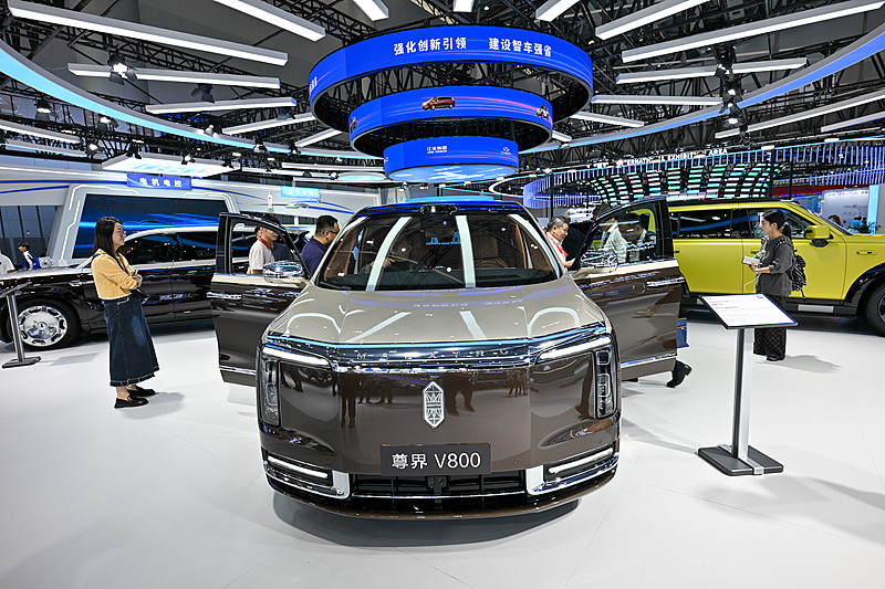简单一句话：三台全新尊界V800，场地100km/h紧急制动测试，刹车踏板塑料支架断裂，脚刹直接失效，只能P挡应急减速。
 
⚠️重点：不是刹车管路、刹车盘故障，是踏板支撑塑料件断裂。
断裂位置统一，拆解发现受力位置只有单层塑料支撑，缺少加强结构。
 
争论点：
有人说