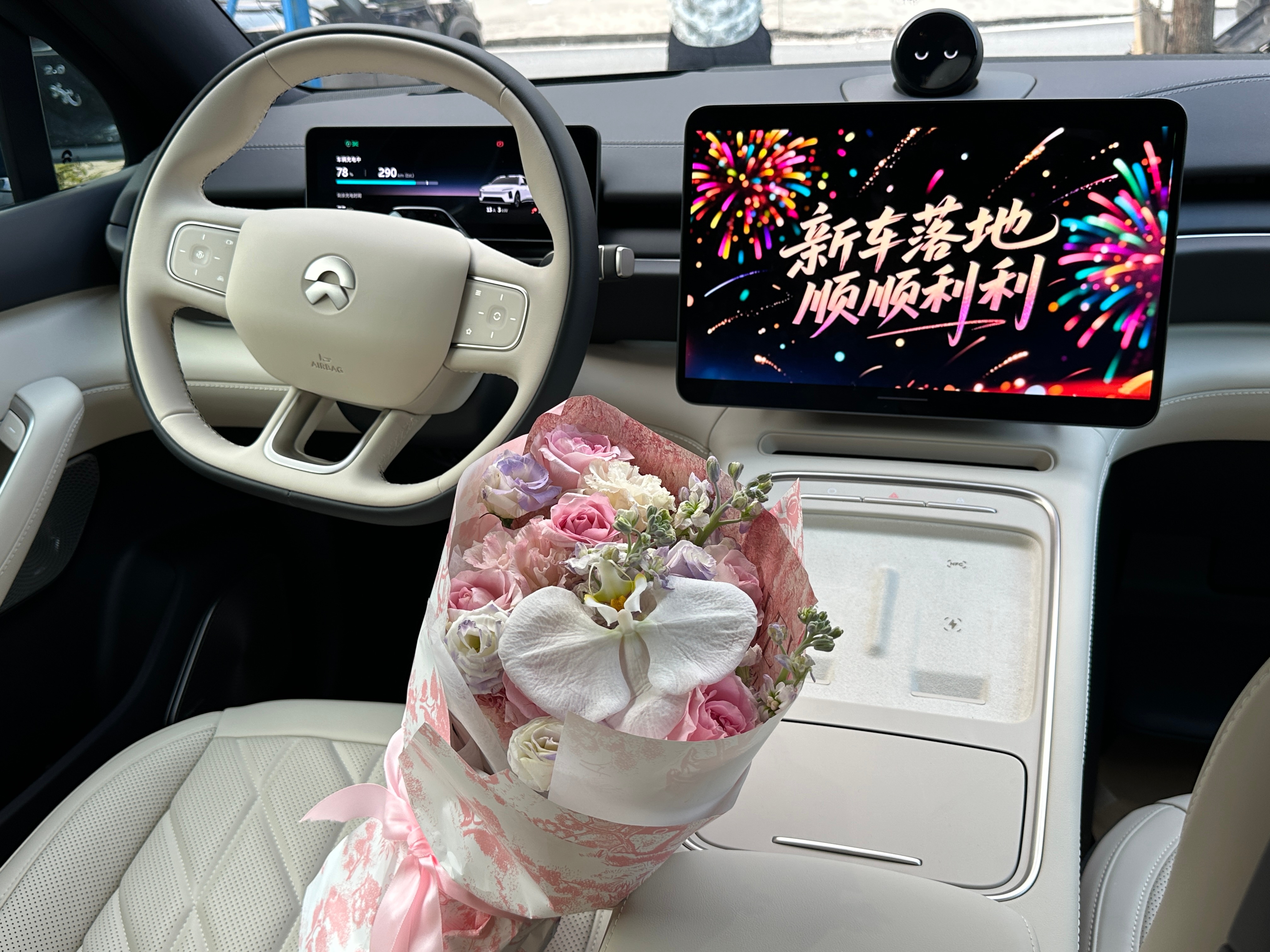 喜提云白蔚来ES6大白🚗。纠结许久，最终被干净简约的白色外观打动，阳光下珠光质感温柔又高级。流畅的车身线条，搭配舒适座舱，不管是日常通勤，还是周末短途出游都很适配。换电模式告别续航焦虑，智驾功能也给出行增添安全感。感谢交付团队满满的仪式感。新座驾就位，愿往后奔赴山海，平安顺遂，奔 ​