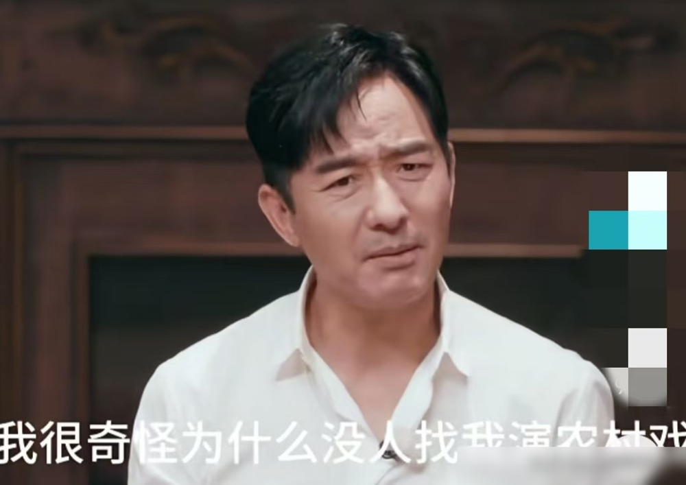郭晓东在节目里喊话想演农村戏，结果没人找他，张泉灵一句话戳破：你太帅了。
这话听着像玩笑，细想挺扎心。郭晓东是真有底子的，山东农村出身，下过地干过活。《我的父亲焦裕禄》里那张脸往黄土地上一搁，不用演就像。
但问题恰恰在这。他身上那点儒雅劲儿，盖不住。观众更认他穿衬衫戴眼镜，从村里考出去、在城市站