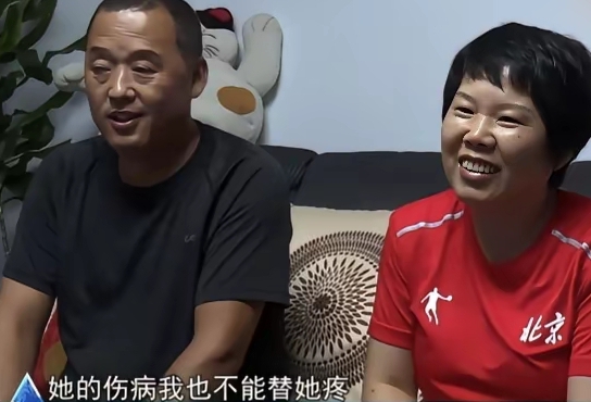张家齐手指骨折，她妈说：她的伤病我也不能替她疼。
张家齐妈妈的发言让我听不懂中文，她妈的解释让我怀疑她是不是也不懂中文？

训练帮不上忙，伤病不能替。
可金项链能替她戴，钱能替她花。
所有口中的“为她好”，却没一件落实在她身上，纸上谈兵都会，可大家想看的并不是解释，而是“作为”。

6岁开始就是队里