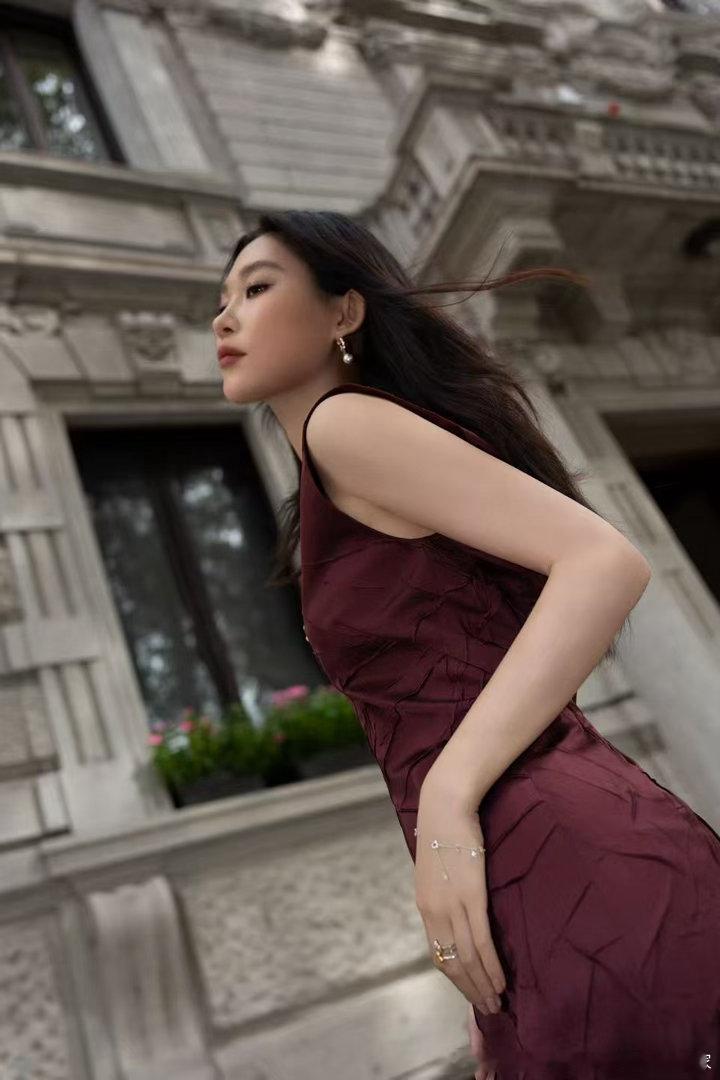 陈嫣冉亮相ETRO米兰时装周，共探佩斯里艺术美学
 
青年艺术家陈嫣冉（Chloe Chen）受邀出席ETRO米兰时装周大秀，亲临秀场头排，沉浸式感受品牌本季系列。
 
本次ETRO秀场以流动为核心，延续标志性佩斯里纹样，飘逸流苏、斑斓印花交织，演绎自由浪漫的波西米亚风格。陈嫣冉身着ETRO成衣观秀，秀场与吴昕 ​
