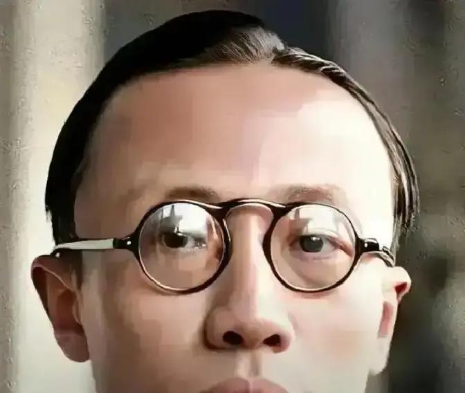 爱新觉罗家族的基因，就是从这个女人开始被带坏了！而这个女人就是大名鼎鼎的令妃。突嘴是她的美丽标志。他生了个儿子就是嘉庆皇帝，嘉庆帝以后所有大清皇帝都长着一副性感的突嘴。
 
嘉庆四年正月，太上皇乾隆的丧仪刚毕，嘉庆帝在养心殿单独召见了宫廷画师。画师铺开宣纸，研磨朱砂，准备绘制新帝的第一幅正式御容。嘉