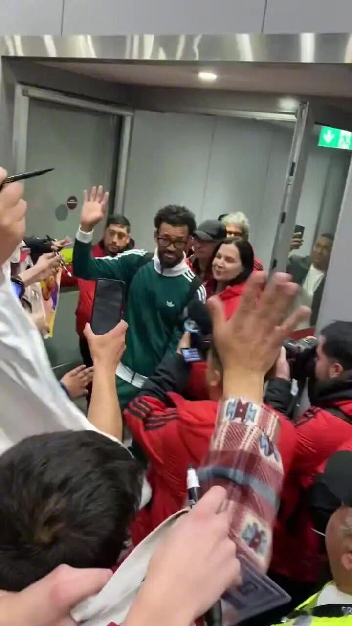 世界杯一战封神！佛得角神奇门将沃齐尼亚正式登陆智利豪门，数万球迷热情接...