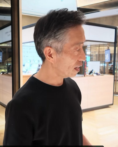 须贺厚一：有钱人需要自己的私人飞机，私人游艇。雷克萨斯在日本做了非常豪华的游艇。汽车永远是短距离行驶才便利，长途出行有钱人需要飞机，而不是汽车。所以丰田一直在跟航空公司合作。 ​