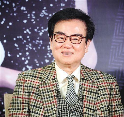 八十岁的黄百鸣从监狱里出来了。港媒九月三十号拍到他出现在铜锣湾一家餐厅，跟朋友吃饭，状态还不错。五月二十二号内幕交易罪名成立，六月九号判了五个月，罚款九万九，调查费三十七万。六月十七号进去的，掐指一算，蹲了三个多月，赶上中秋前出来跟家人团圆了。这事儿根子在二零一七年，他是天马影视主席，知道公司要被收
