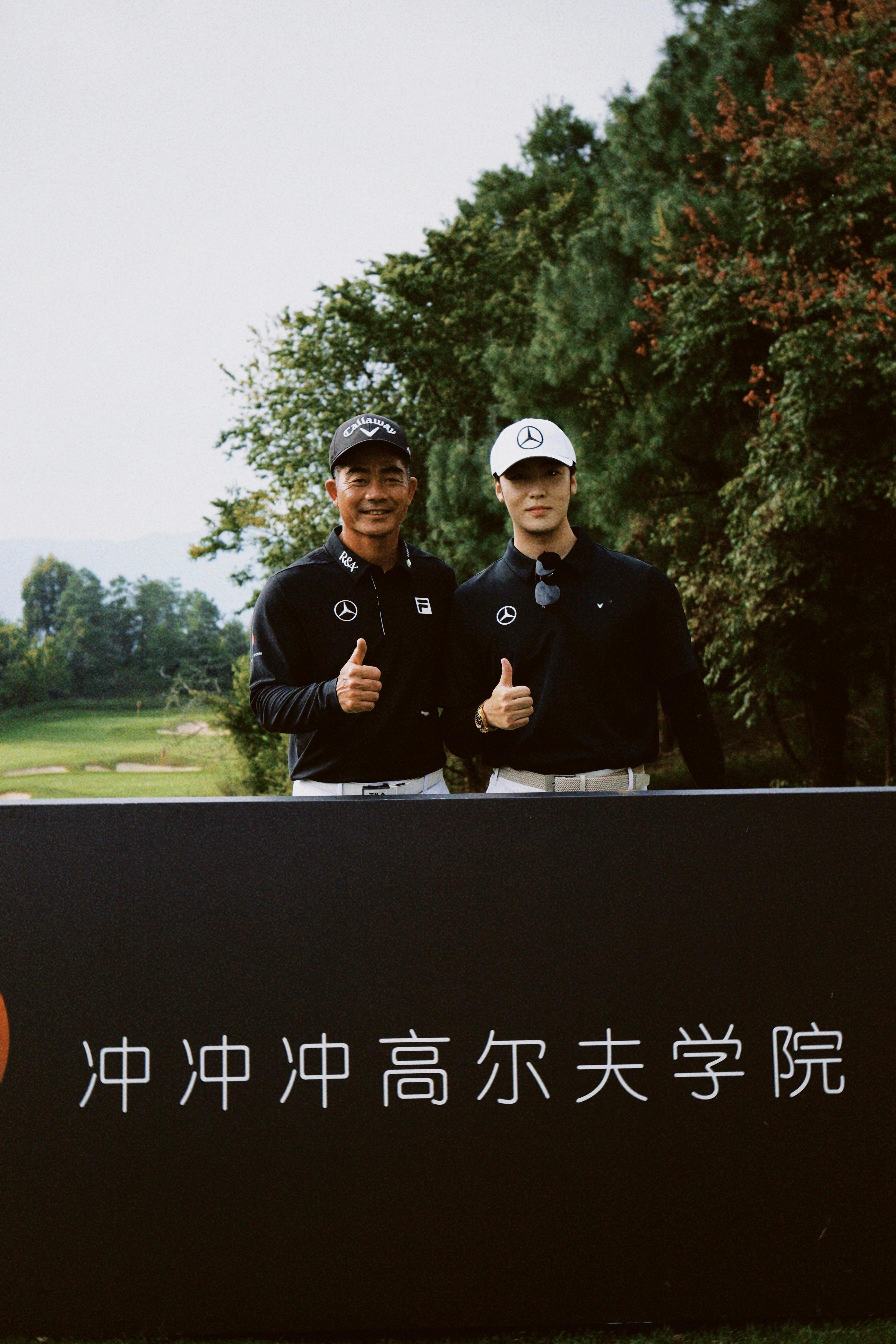 来到春城高尔夫度假村，恰逢梅赛德斯杯全国总决赛，得以品鉴全新迈巴赫S680！
 
全新迈巴赫S680外观气场全开——经典进气格栅和可点亮的立标，仪式感拉满。车内环抱式Nappa真皮座舱，后排头等舱座椅可近乎平躺，车内的体验优雅又高级。
 
春城高尔夫度假村本身也足够惊艳——是“中国十佳度假村”榜首 ​
