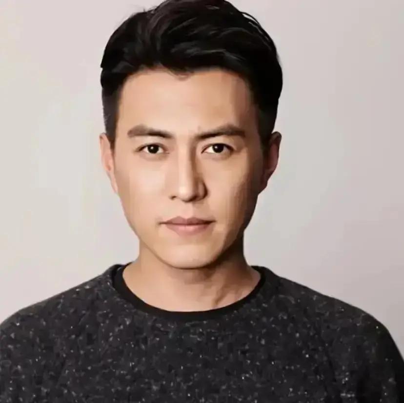 当年靳东顶着全家人的唾沫星子，非要娶个二婚的李佳时，他爹在济宁老家差点把桌子掀了，指着他鼻子骂是不是脑子进了水。那时候谁能想到，这个离过婚、被前夫逼着退圈的女人，最后成了靳东这辈子都离不开的软肋。
靳东没听劝。他给李佳戴戒指的时候，手很稳。
婚后第一年，最难的不是亲戚的眼光，是过日子本身。两人住在不