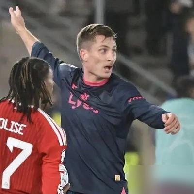 3-2领先，多打一人，拜仁硬是让人家第90分钟绝平了。奥利塞往对手脸上扔球，两黄变一红，下去之前还笑嘻嘻的。基米希就在旁边站着，跟没看见一样。队长呢？领袖呢？没人上去拉一把，没人吼一嗓子。全队跟散了黄似的，眼睁睁看着到手的3分变1分。下一场打阿森纳，奥利塞停赛，队内情绪还没人收拾。凯恩拼了老命追平莱