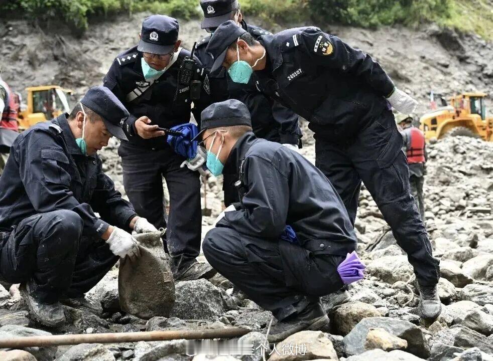 【吉隆七日：致敬每一位奔赴吉隆的逆行者。愿这片历经磨难的土地，早日重归平静与温暖。】消防战士、公安民警、基层工作者、抢修队伍、志愿者……无数平凡身影逆向奔赴，没有震天动地的誓言，只有默默无闻的担当。

七日风雨兼程，七日默默守望。山河沉默不语，人间大爱无声。

人们看见的，是灾害过后 ​