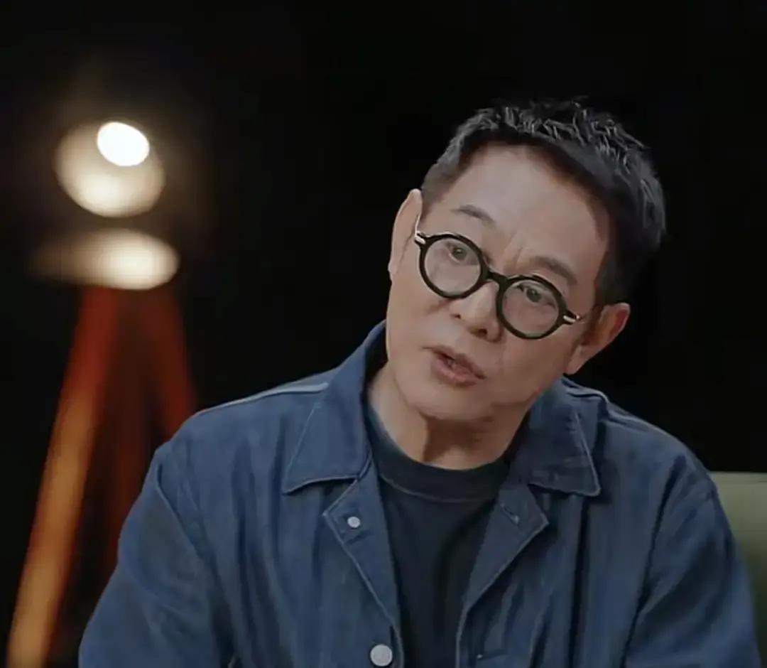 “从现在到一百岁，你们就算什么都不干，家里也管够吃喝，但自己的人生到底怎么走，必须想明白。”
当年李连杰顶着漫天唾骂重组家庭时，谁能想到利智一进门，对两个非亲生的继女交的是这种底？
外界骂了他三十年的“狠心抛妻弃女”。
可实情是，当年和黄秋燕和平分开，财产几乎全留给了女方，俩孩子则是他主动要带
